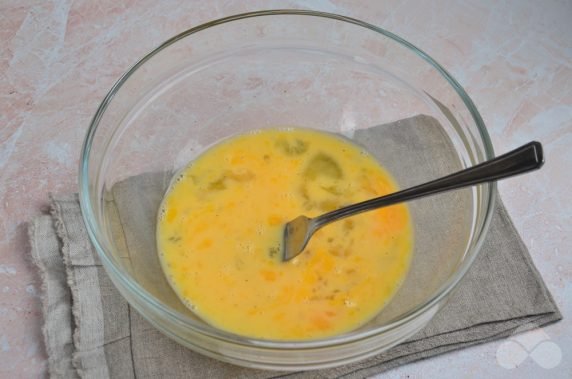 Omelet with ham and cheese: photo of recipe preparation, step 2