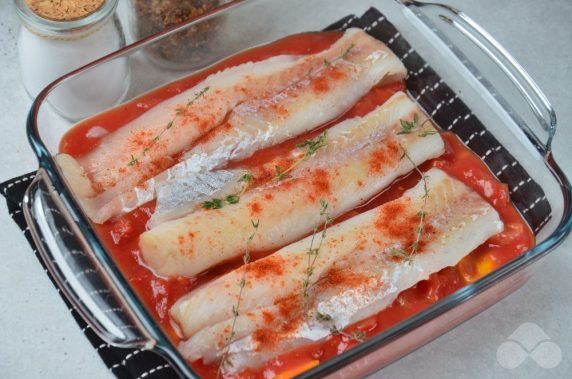 Pollock with tomatoes and paprika in the oven: photo of recipe preparation, step 3