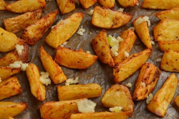 Rustic potatoes with garlic: photo of recipe preparation, step 6