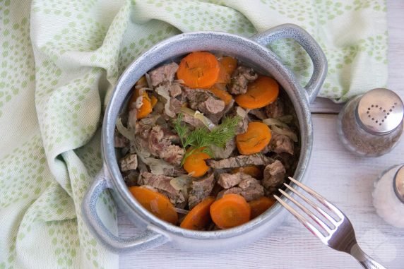 Beef with carrots in pots: photo of recipe preparation, step 3