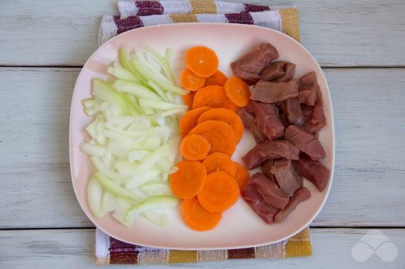 Beef with carrots in pots: photo of recipe preparation, step 1