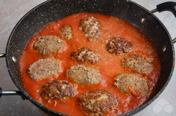 Cutlets in tomato sauce: photo of recipe preparation, step 7