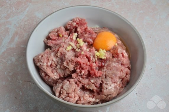 Cutlets in tomato sauce: photo of recipe preparation, step 2