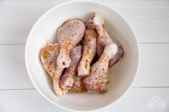 Breaded chicken legs in a frying pan: photo of recipe preparation, step 1