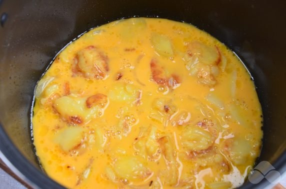 Omelet with potatoes in a slow cooker: photo of recipe preparation, step 8