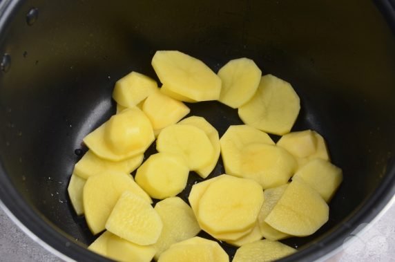 Omelet with potatoes in a slow cooker: photo of recipe preparation, step 3