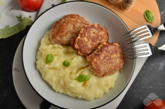 Turkey cutlets with mashed potatoes: photo of recipe preparation, step 6