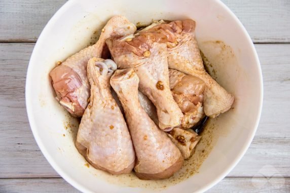 Chicken legs in soy sauce in a frying pan: photo of recipe preparation, step 2