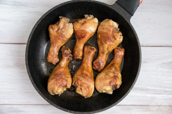 Chicken legs in soy sauce in a frying pan: photo of recipe preparation, step 4