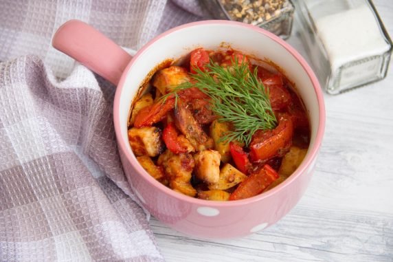 Stew with pork and paprika in pots: photo of recipe preparation, step 4