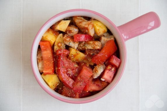 Stew with pork and paprika in pots: photo of recipe preparation, step 3