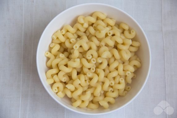 Pasta with tuna and tomato sauce: photo of recipe preparation, step 1