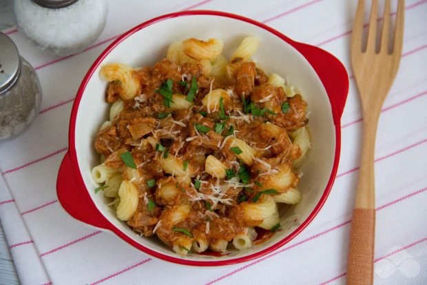 Pasta with tuna and tomato sauce