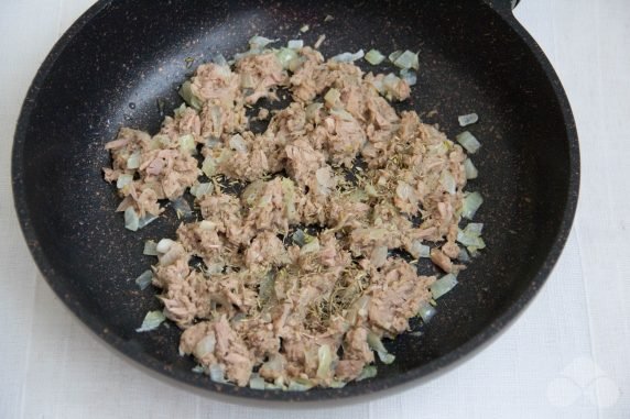 Pasta with tuna and tomato sauce: photo of recipe preparation, step 4