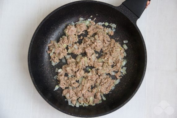 Pasta with tuna and tomato sauce: photo of recipe preparation, step 3