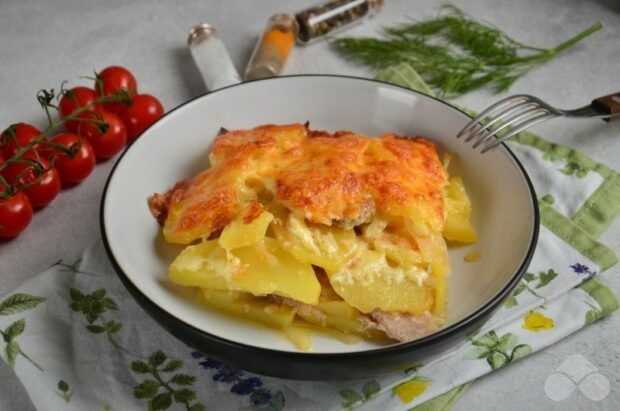 Potatoes with pork under cheese in the oven