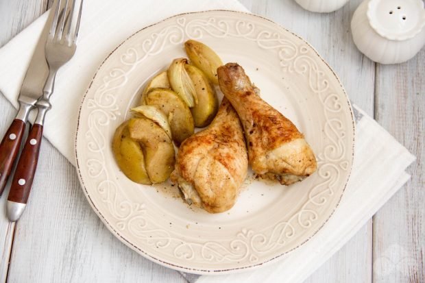 Chicken legs with apples and onions in the oven