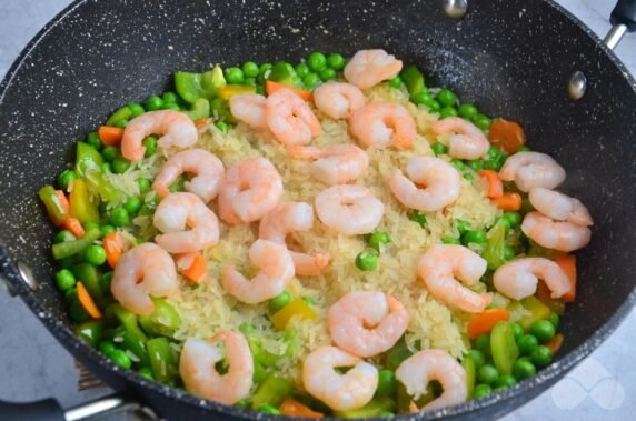 Pilaf with shrimp and vegetables: photo of recipe preparation, step 4