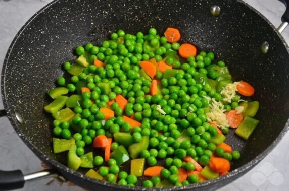 Pilaf with shrimp and vegetables: photo of recipe preparation, step 3