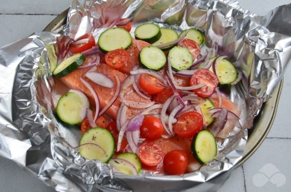 Salmon baked with vegetables in foil: photo of recipe preparation, step 4