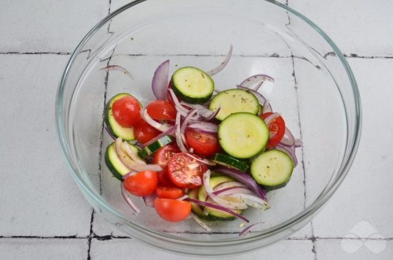 Salmon baked with vegetables in foil: photo of recipe preparation, step 2