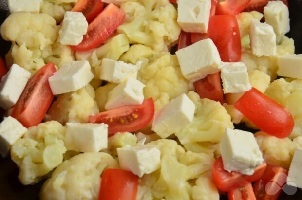 Omelet with cauliflower, tomatoes and Greek cheese: photo of recipe preparation, step 3