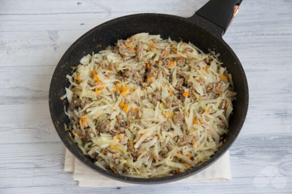 Stewed cabbage with minced meat: photo of recipe preparation, step 5