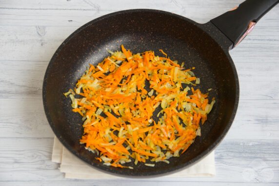 Stewed cabbage with minced meat: photo of recipe preparation, step 2