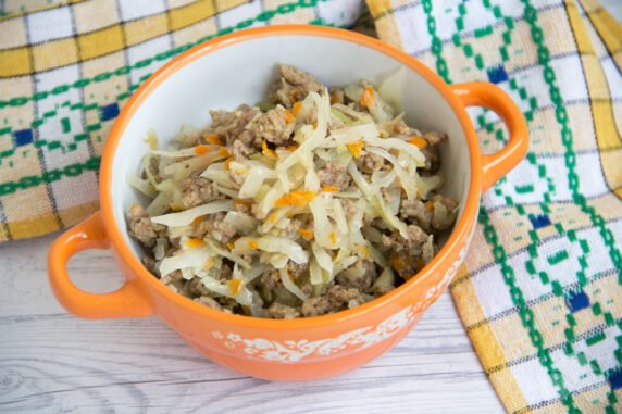 Stewed cabbage with minced meat: photo of recipe preparation, step 6