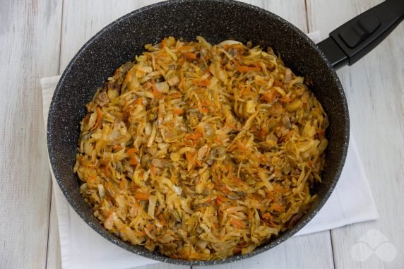 Stewed cabbage with dried mushrooms: photo of recipe preparation, step 7