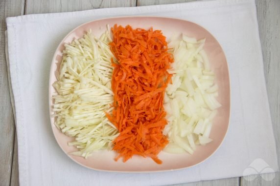 Stewed cabbage with dried mushrooms: photo of recipe preparation, step 3