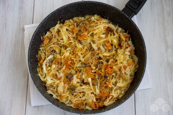 Stewed cabbage with dried mushrooms: photo of recipe preparation, step 6