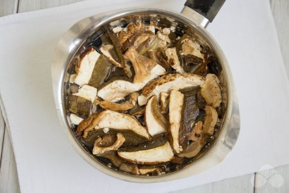 Stewed cabbage with dried mushrooms: photo of recipe preparation, step 1