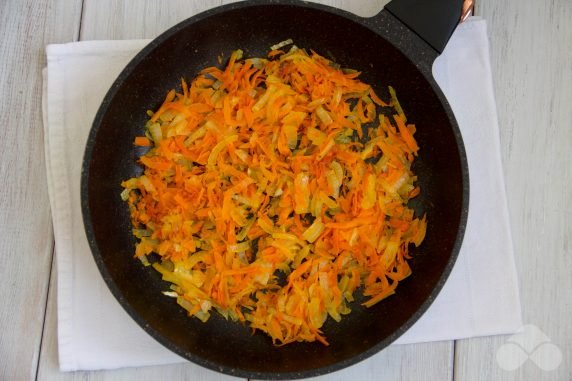 Stewed cabbage with dried mushrooms: photo of recipe preparation, step 4