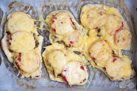 Chicken chops with mushrooms, tomatoes and cheese in the oven: photo of recipe preparation, step 8