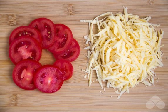 Chicken chops with mushrooms, tomatoes and cheese in the oven: photo of recipe preparation, step 5