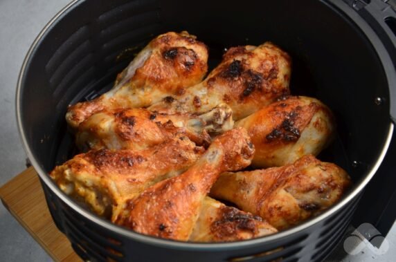 Chicken drumsticks in an air fryer: photo of recipe preparation, step 6