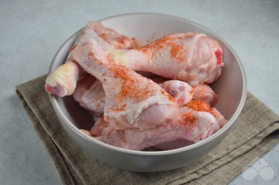 Chicken drumsticks in an air fryer: photo of recipe preparation, step 2