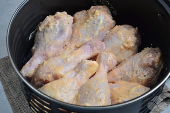 Chicken drumsticks in an air fryer: photo of recipe preparation, step 5