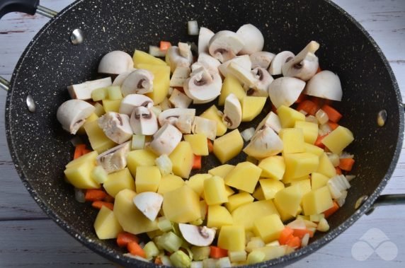 Vegetable stew with chicken and mushrooms: photo of recipe preparation, step 6