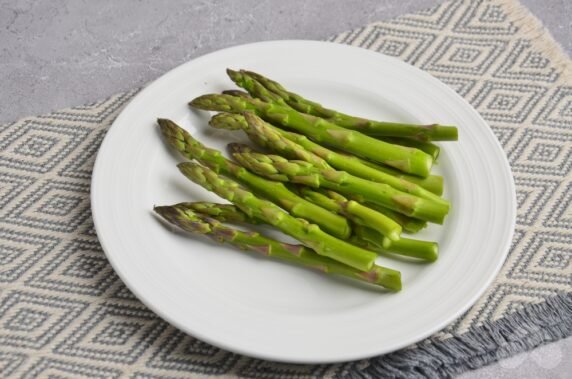 Salmon fillet baked with asparagus and cherry tomatoes: photo of recipe preparation, step 4