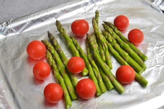 Salmon fillet baked with asparagus and cherry tomatoes: photo of recipe preparation, step 5