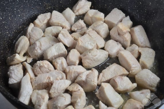 Chicken goulash with sour cream and curry: photo of recipe preparation, step 3