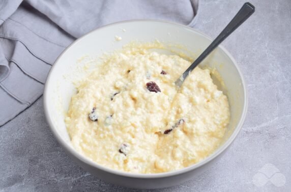 Cottage cheese casserole with semolina and cranberries: photo of recipe preparation, step 4