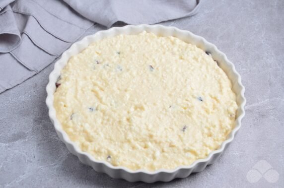 Cottage cheese casserole with semolina and cranberries: photo of recipe preparation, step 5