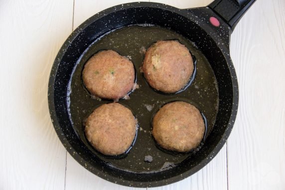 Fried meatballs in breadcrumbs: photo of recipe preparation, step 5