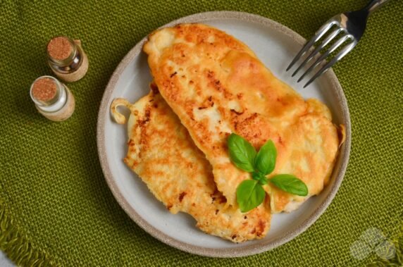 Chicken chops in mayonnaise in a frying pan: photo of recipe preparation, step 6