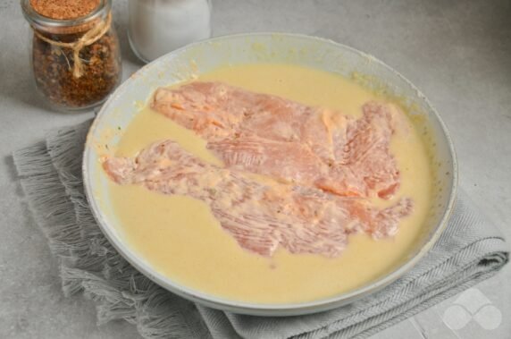 Chicken chops in mayonnaise in a frying pan: photo of recipe preparation, step 4