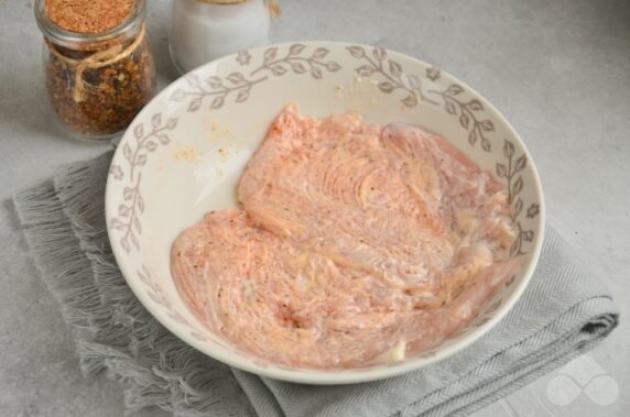 Chicken chops in mayonnaise in a frying pan: photo of recipe preparation, step 2