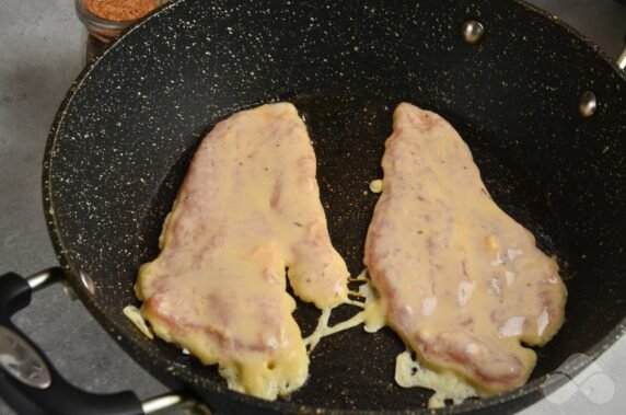 Chicken chops in mayonnaise in a frying pan: photo of recipe preparation, step 5